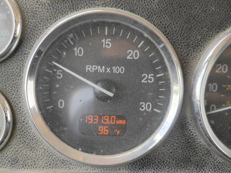 2012-peterbilt-384-image-62