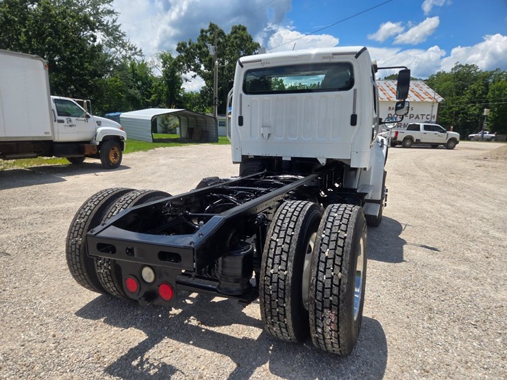 2018-freightliner-m2-106-image-11