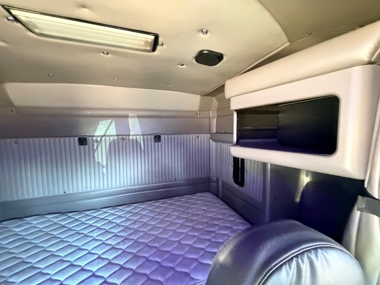 2010-kenworth-t800-image-136