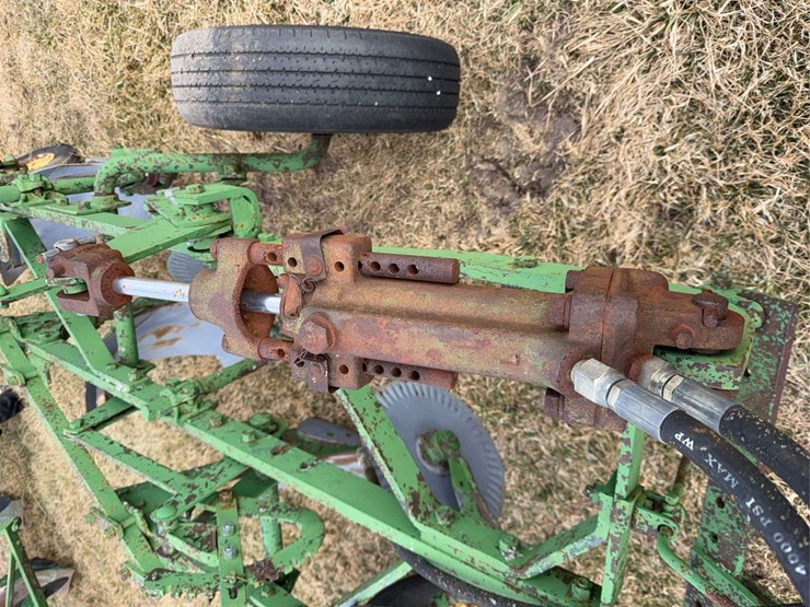 john-deere-pull-type-three-bottom-plow-image-11