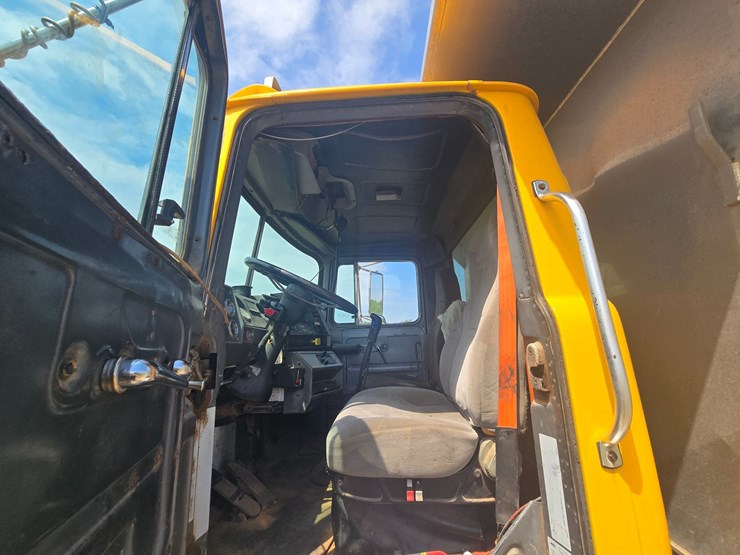 2002-mack-rd688s-image-107