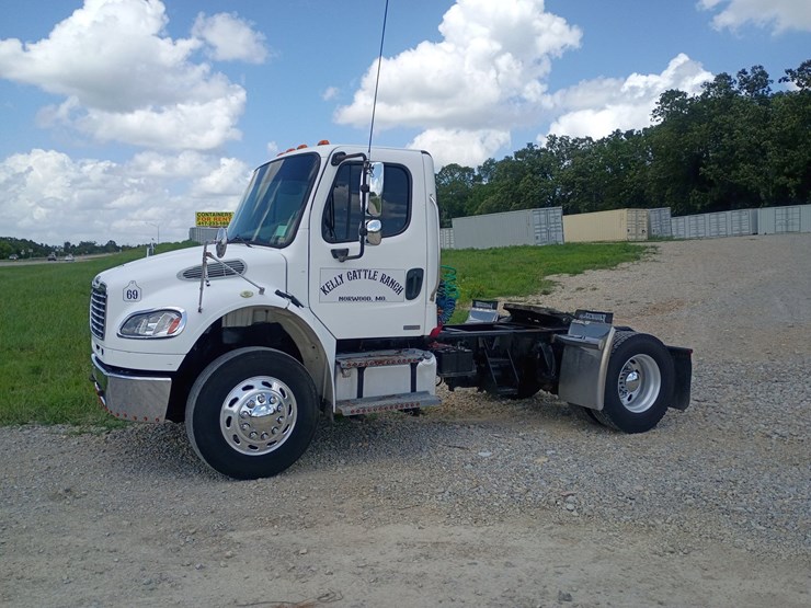 2008-freightliner-m2-106-image-2