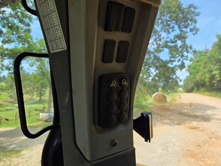 2019-caterpillar-d6-image-40