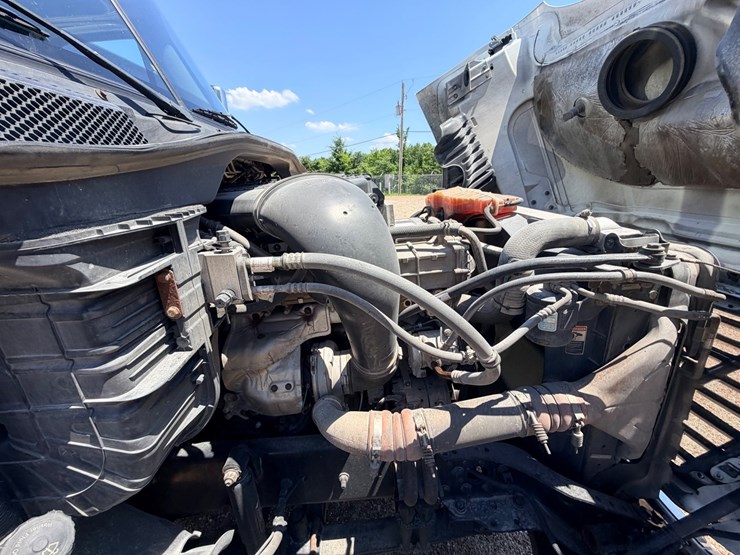 2016-freightliner-cascadia-125-image-45
