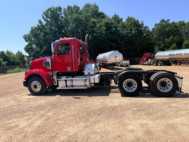 2016-freightliner-122sd-image-6
