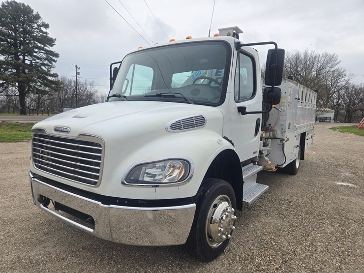 2010-freightliner-m2-106-image-1