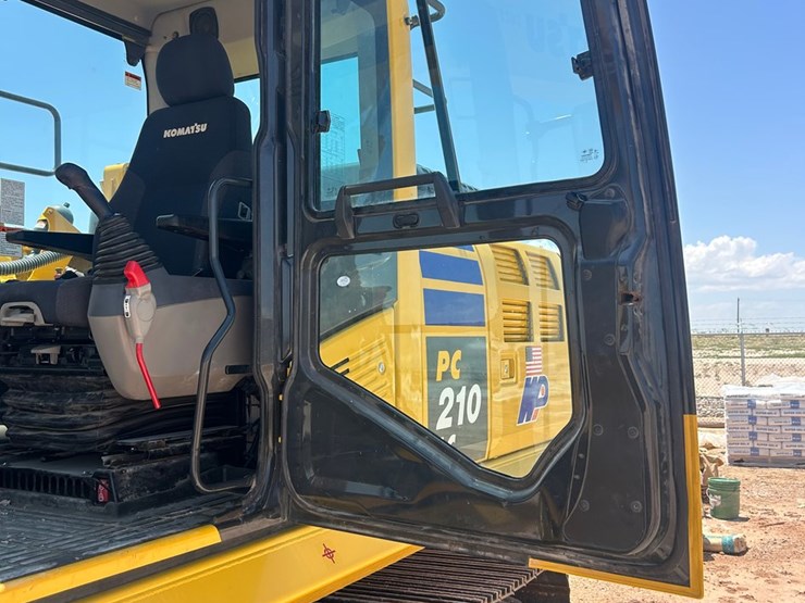 2025-komatsu-pc210-image-28