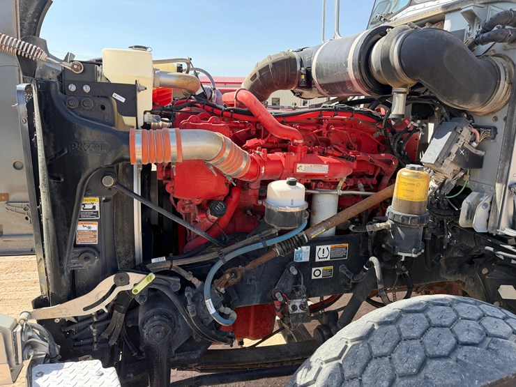 2015-peterbilt-367-image-13