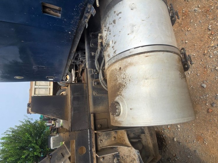 2011-kenworth-t700-image-103