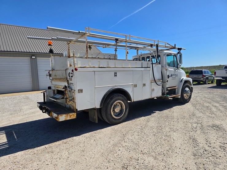 2001-freightliner-fl70-image-17