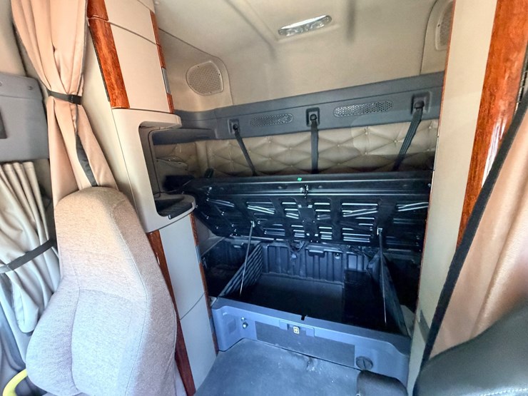 2016-freightliner-cascadia-125-image-125