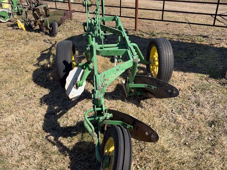 john-deere-pull-type-two-bottom-plow-image-4