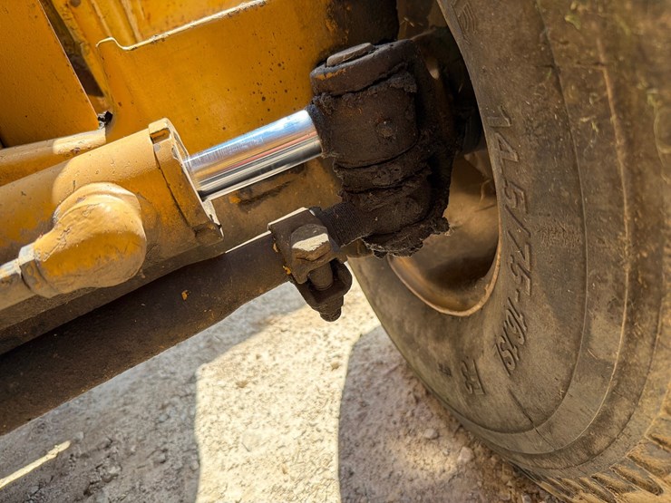 2000-deere-710d-image-144