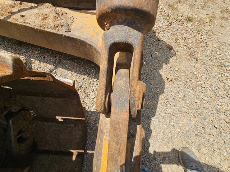 2019-caterpillar-d6-image-104