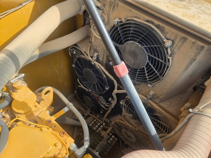 2019-caterpillar-320-image-27