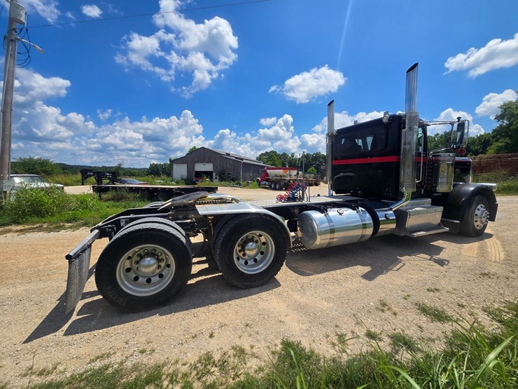 2016-peterbilt-389-image-15