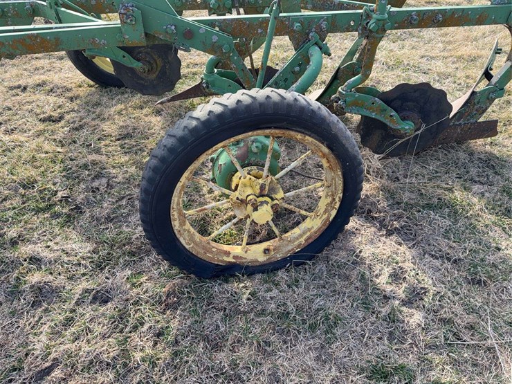 john-deere-pull-type-three-bottom-plow-image-10