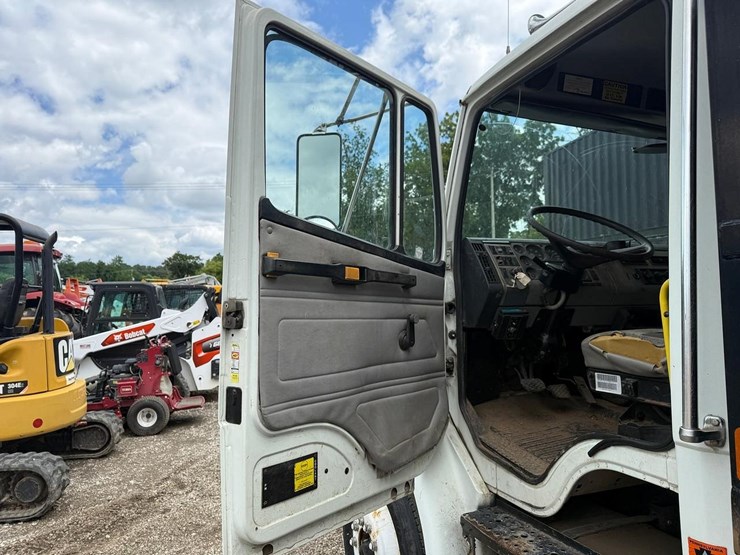 2000-freightliner-fl70-image-18