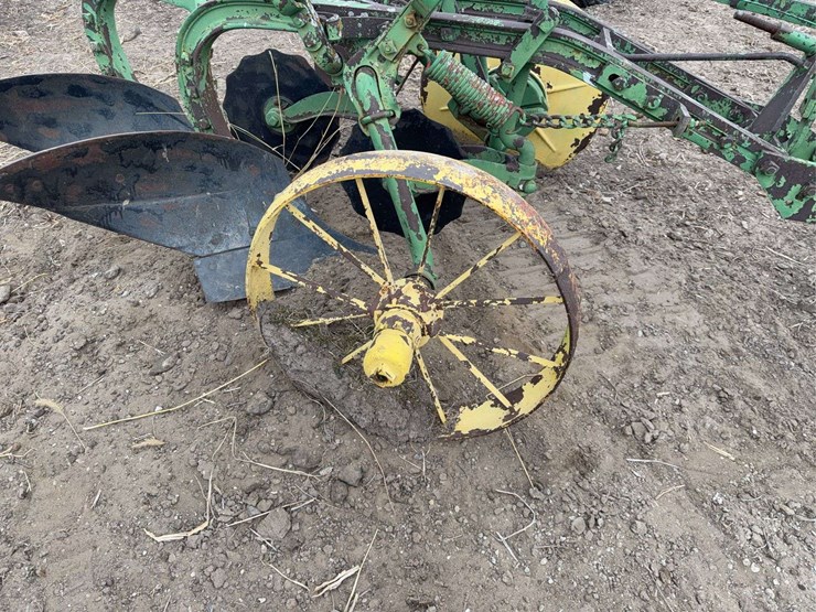 john-deere-pull-type-two-bottom-plow-image-9