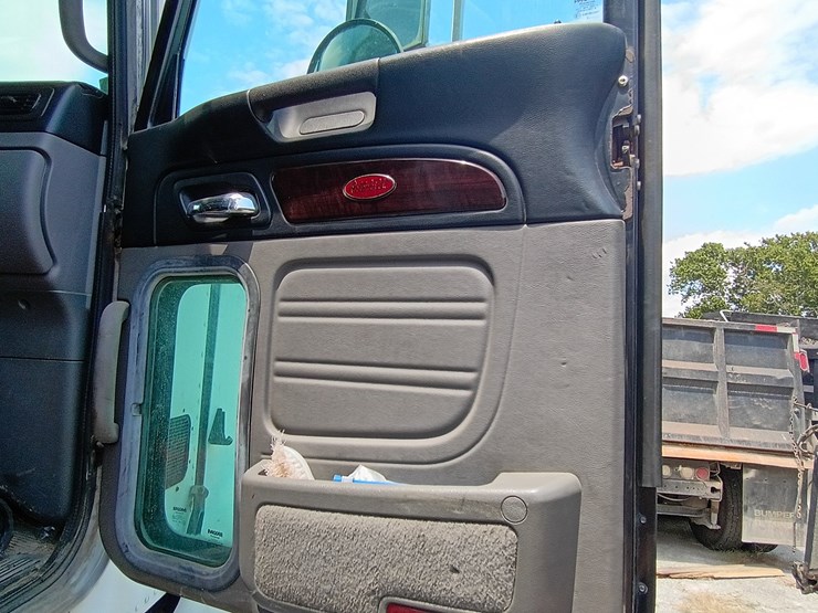 2014-peterbilt-367-image-46