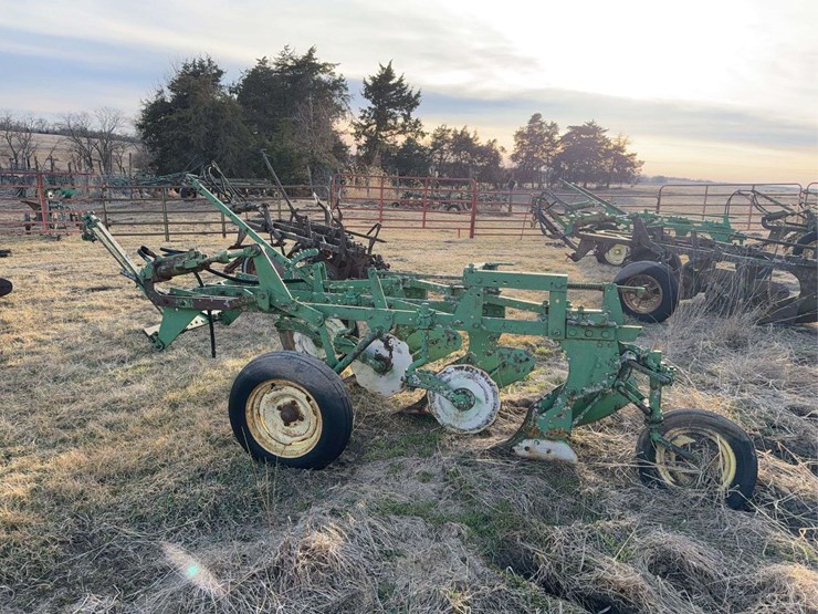 john-deere-pull-type-three-bottom-plow-image-6
