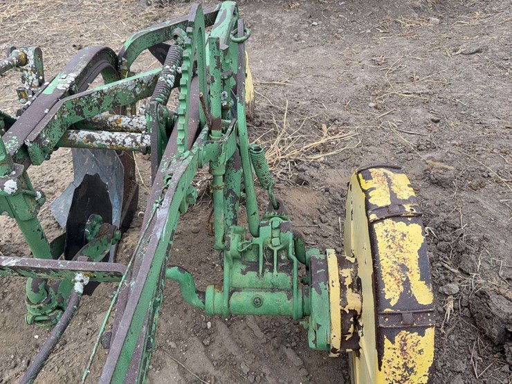 john-deere-pull-type-two-bottom-plow-image-11