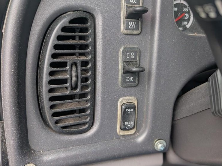 2011-freightliner-m2-stakebed-truck-image-28