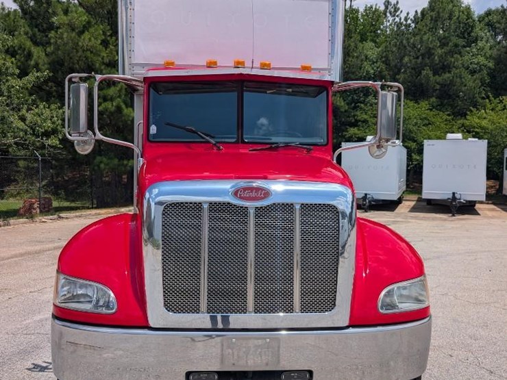 2009-peterbilt-335-image-3