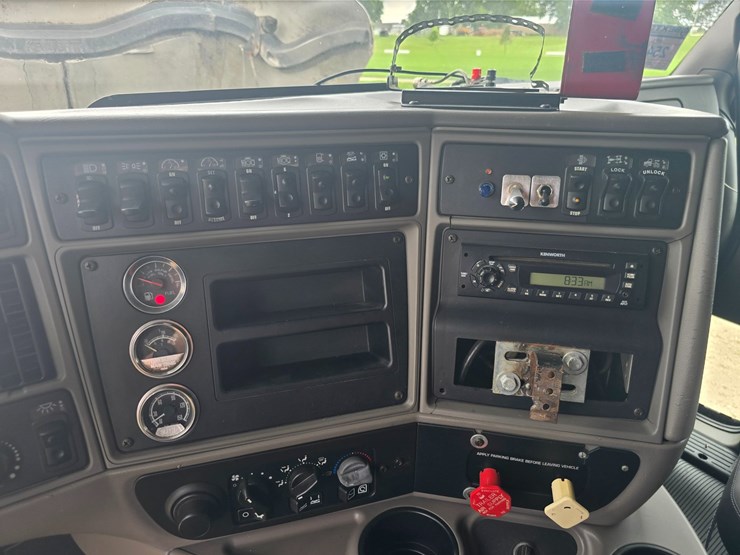 2010-kenworth-t2000-image-57