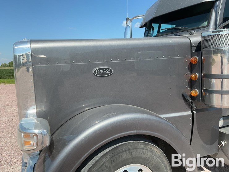 2012-peterbilt-389-image-16