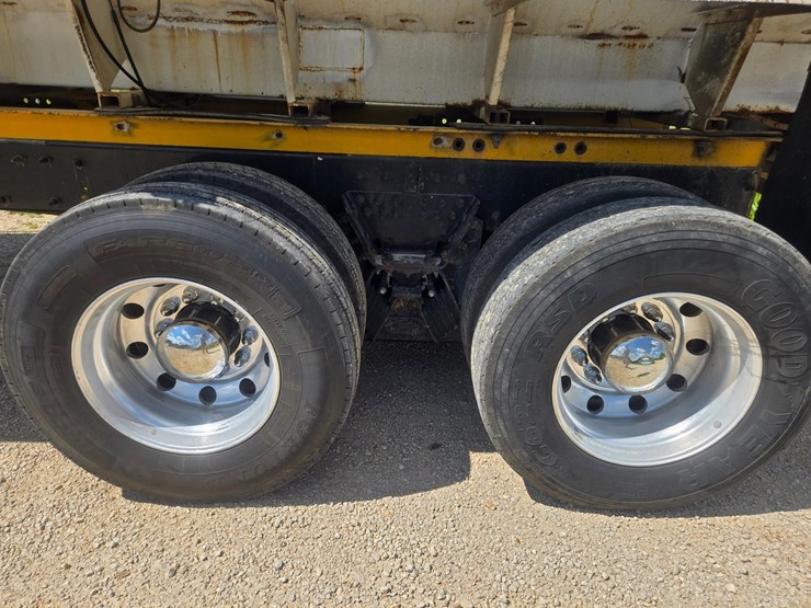 2009-peterbilt-367-image-60
