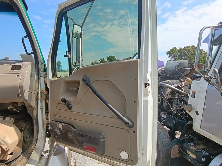 2008-sterling-l9500-image-48