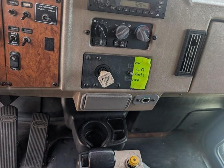 2009-peterbilt-335-image-25