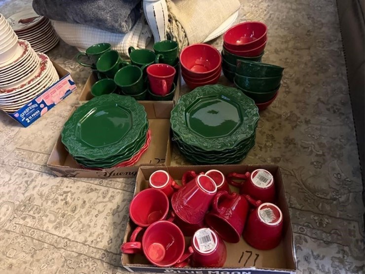 large-set-of-xmas-dishes-image-1