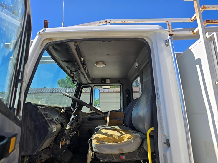 2001-freightliner-fl70-image-50