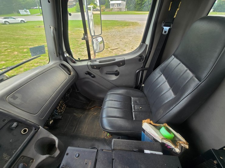 2007-freightliner-m2-106-image-46