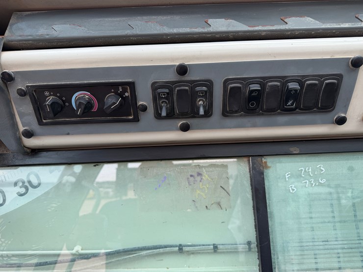 2019-peterbilt-567-image-13