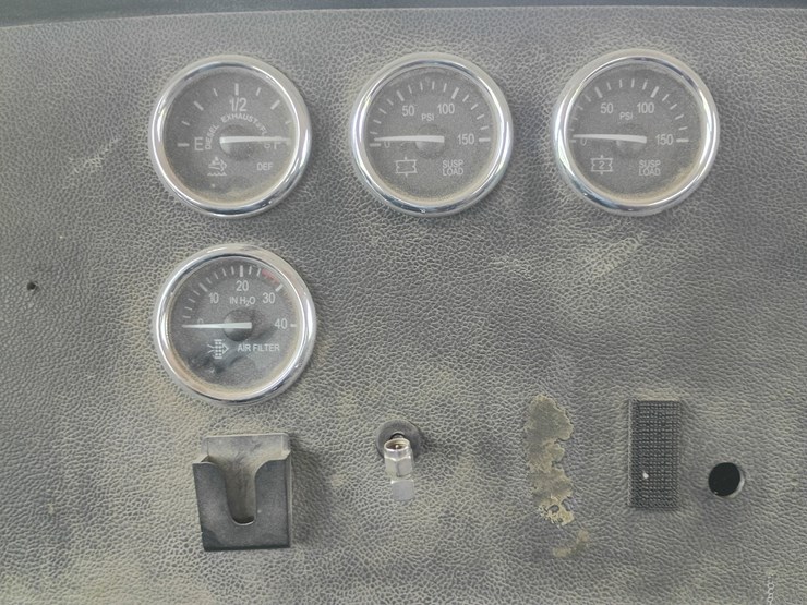 2012-peterbilt-384-image-49