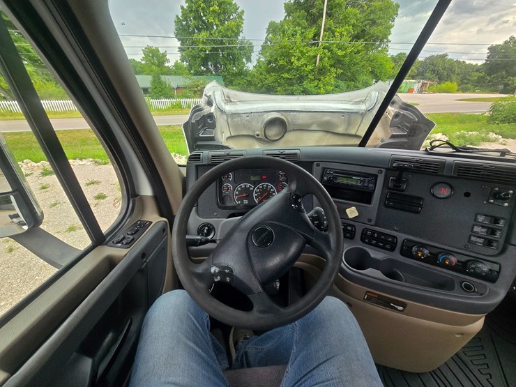 2012-freightliner-cascadia-113-image-59