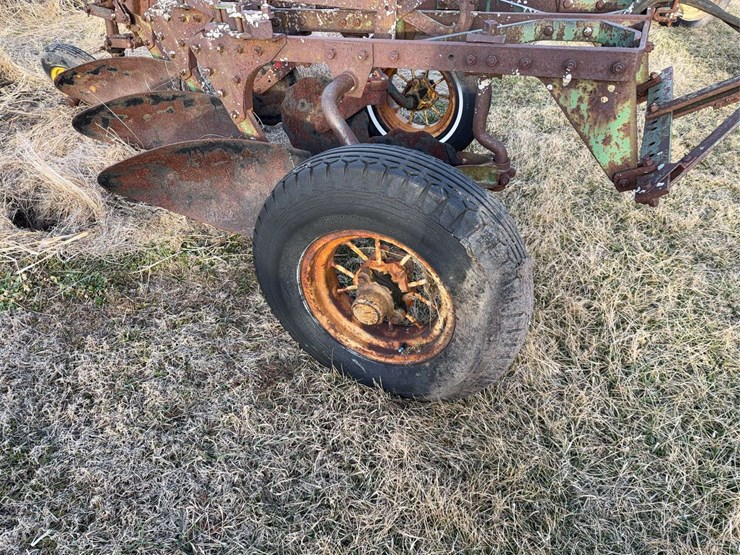 john-deere-pull-type-three-bottom-plow-image-9