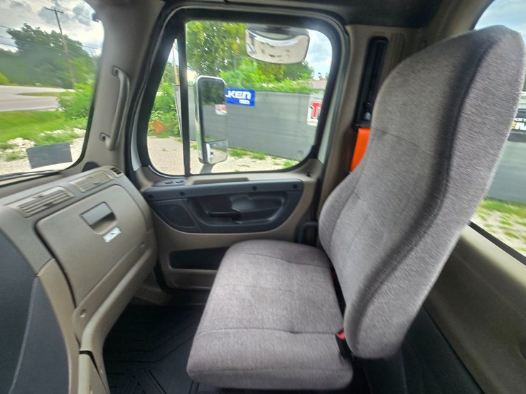 2012-freightliner-cascadia-113-image-47
