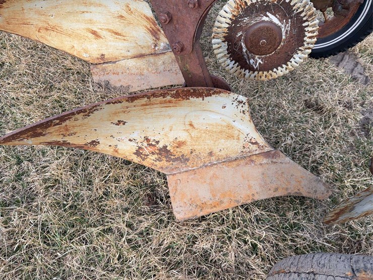 john-deere-pull-type-three-bottom-plow-image-16