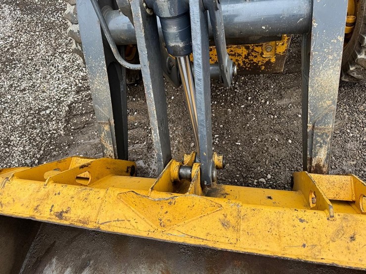 2018-deere-310l-image-11