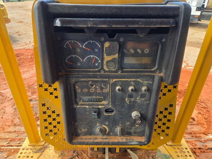 2005-caterpillar-d5n-xl-image-29