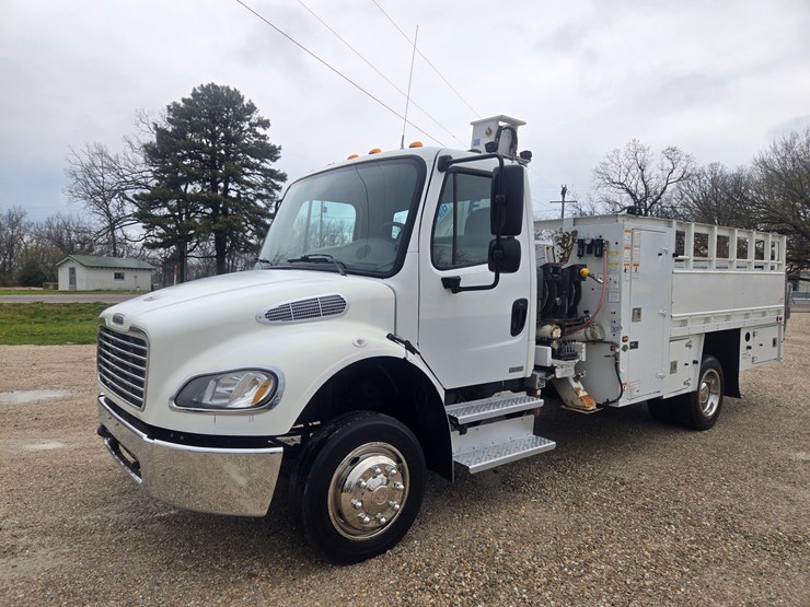 2010-freightliner-m2-106-image-4