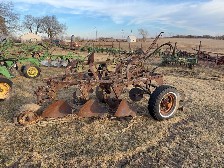 john-deere-pull-type-three-bottom-plow-image-3