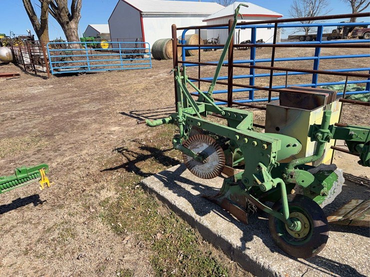 john-deere-three-point-two-bottom-plow-image-3