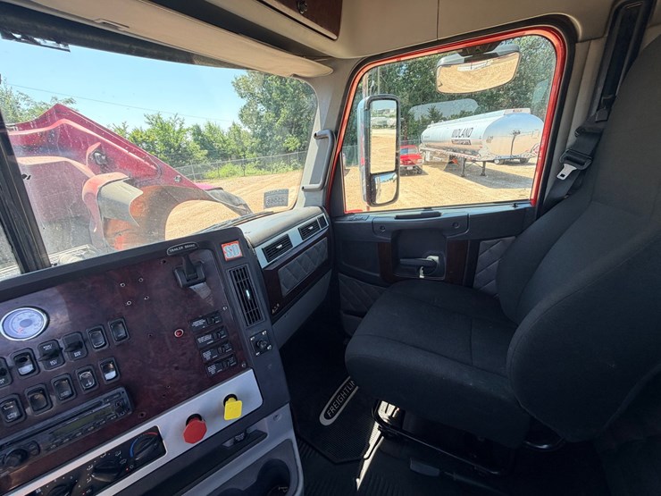 2016-freightliner-122sd-image-94