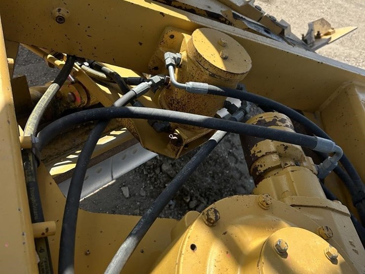 2011-caterpillar-140m2-awd-image-29