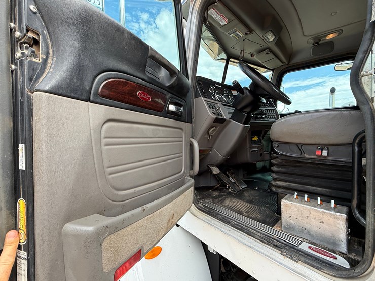 2015-peterbilt-365-image-18